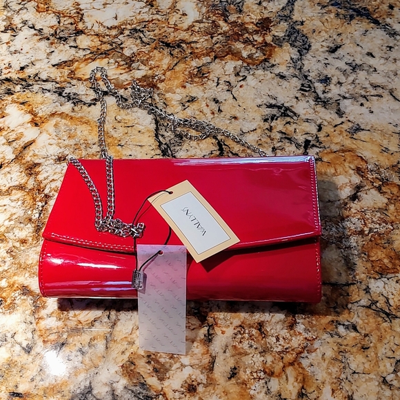 Wallyn's Red patent evening bag with silver stoned removable chain. NWT 9"X6" - Picture 5 of 16